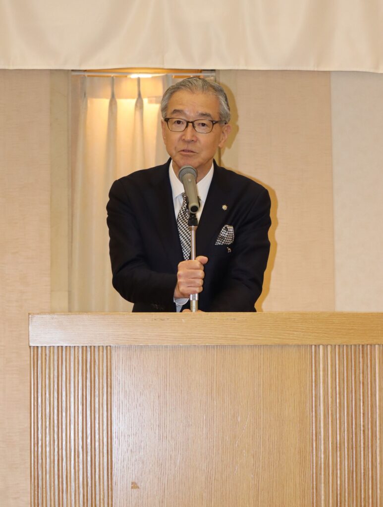 挨拶する村岡本部長